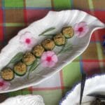Τυράκι τυλιχτό στο αμπελόφυλλο. Cheese wrapped in vine leaves.