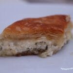 Κεφαλόπουλο με σαλάτα από αμπελοφάσουλα και καρδαμίδες. Μαγείρεμα στη  Σαντορίνη. Mullet with salad of beans and kardamides greens. Cooking in Santorini.