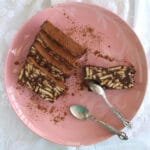 Τούρτα με κεράσια και σοκολάτα. Cake with cherries and chocolate.