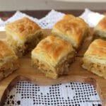 Χταπόδι με σάλτσα αγριοτριαντάφυλλου και σαντορινιά φάβα. Octopus with rosehip sauce and Santorini’s fava.