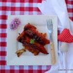 Τούρτα με κρέμα, μπισκότα και φράουλες. Strawberry cake with cream. Sweet Easter with irresistible fresh strawberries