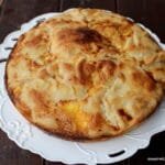 Φάβα Σαντορίνης με μανιτάρια και καπνιστό τυρί Μετσόβου. Santorini’s fava with mushroom sauce and smoked Greek cheese.