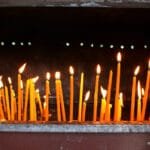 Μικρές σουπιές με το μελάνι τους στο λαδόχαρτο με ντοματίνια και θυμάρι.  Little baked squids in their own ink, cherries and thyme.