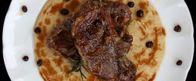 ΚΟΝΤΡΑ ΜΟΣΧΑΡΙΣΙΑ ΣΤΗ ΛΑΔΟΚΟΛΑ, ΜΕ ΚΡΕΜΑ ΡΕΒΙΘΙΟΥ ΚΑΙ ΜΑΥΡΕΣ ΣΤΑΦΙΔΕΣ.