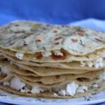 Ελαιοψωμάκια λίγο πιο γιορτινά με πιπεριά και κολοκυθόσπορους. Little olive breads with red pepper and pumpkin seeds for a festive breakfast.