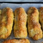 Μουστοκούλουρα με μούστο ξινόμαυρου. Moustokouloura: cookies from fresh grape juice.