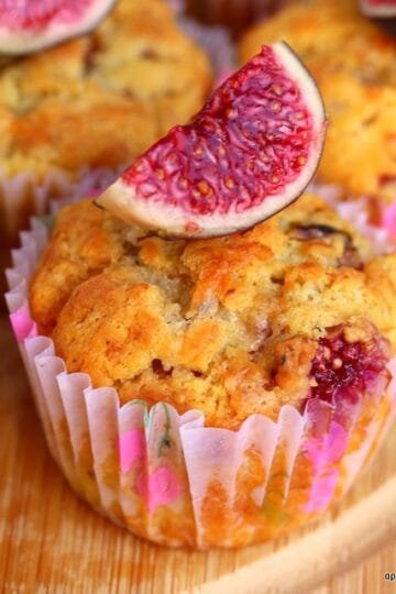 Savory cakes with kasseri cheese, cured beef and fresh little figs