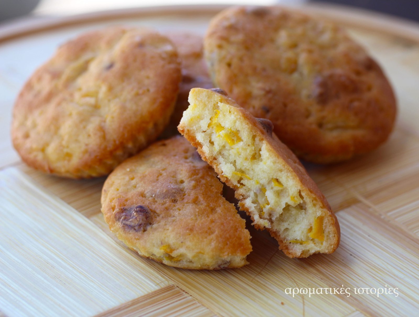 Pumpkin mini cakes with wallnuts, olive oil and vanilla