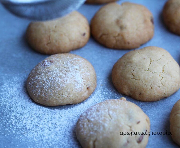 Kourabiedes with wallnuts and olive oil