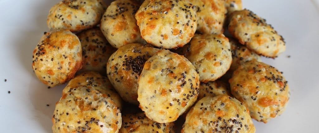 μπουκίτσες με κεφαλοτύρι και σπόρους τσία