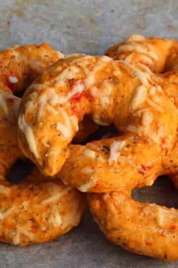 Ring breads with tomato sauce, basil and kefalograviera cheese