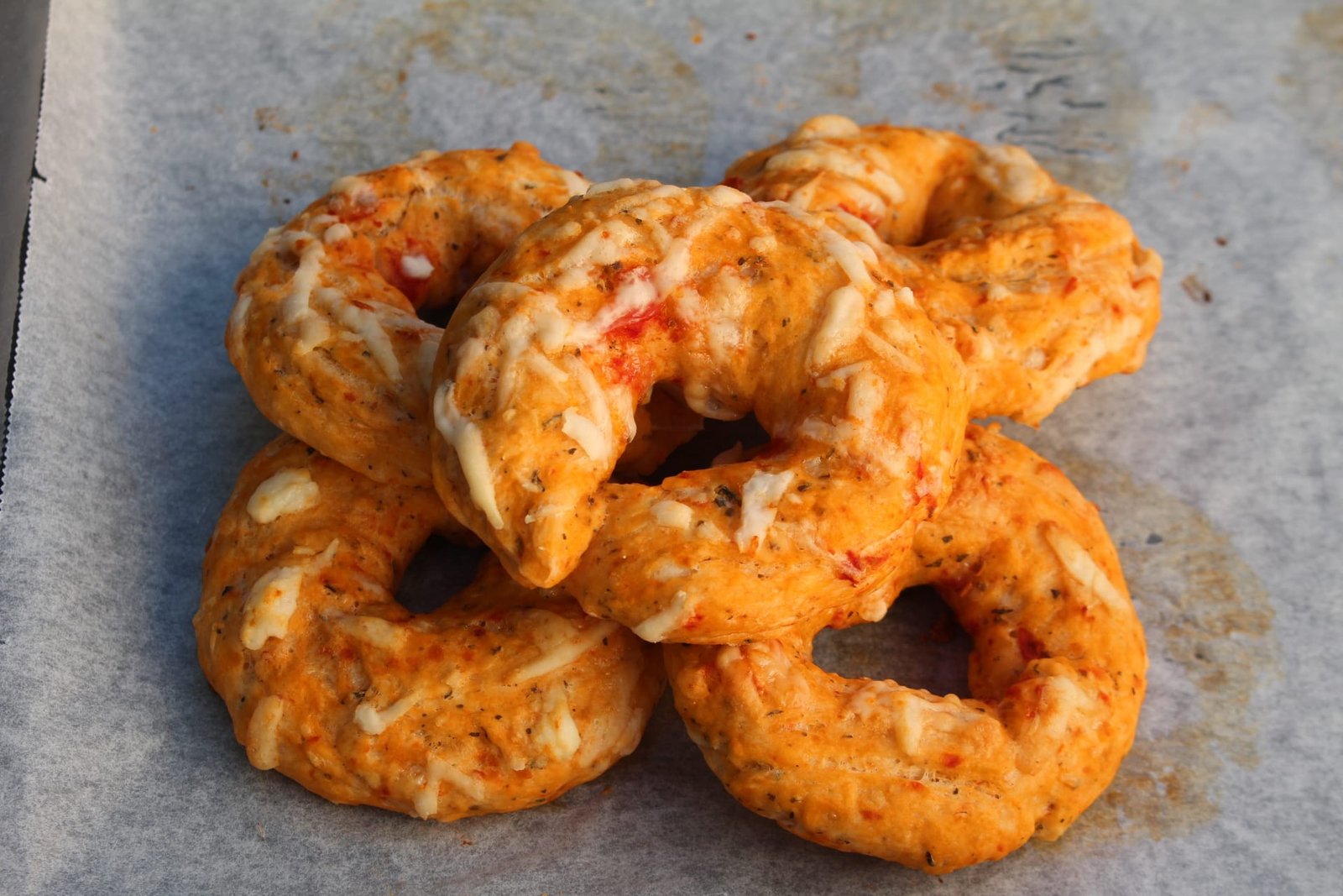 Ring breads with tomato sauce, basil and kefalograviera cheese