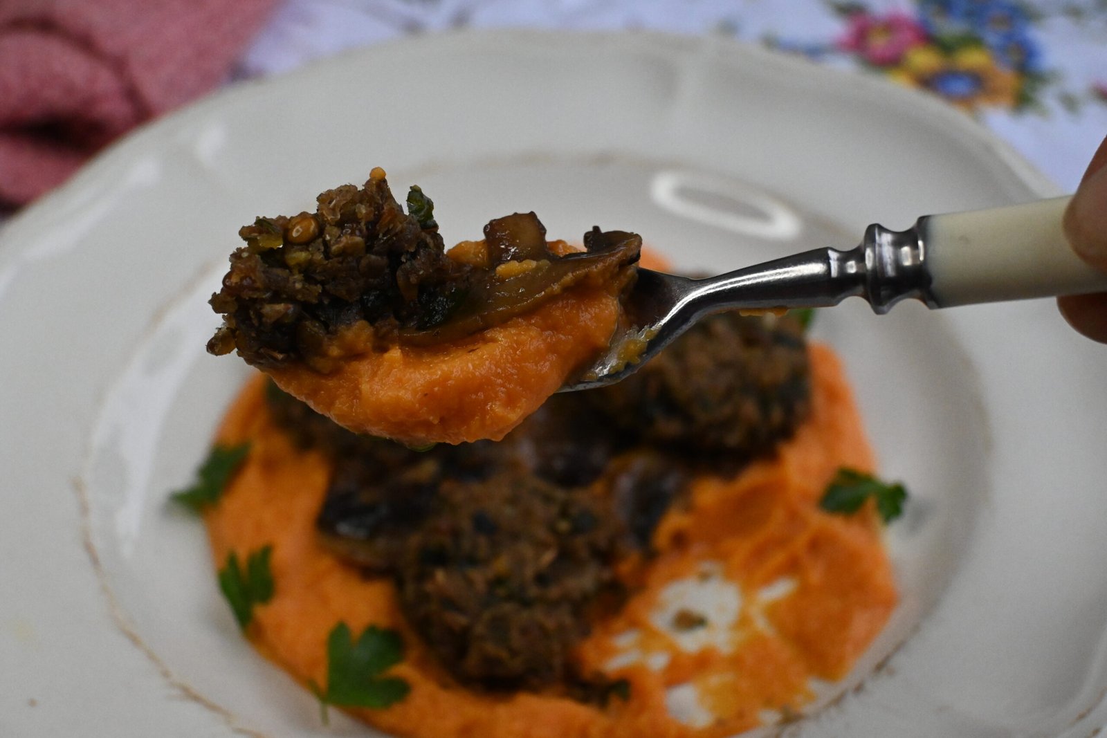 Lentil burgers with mushrooms, homemade almond milk