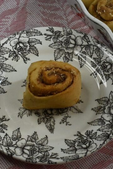 Cinnamon rolls with tahini