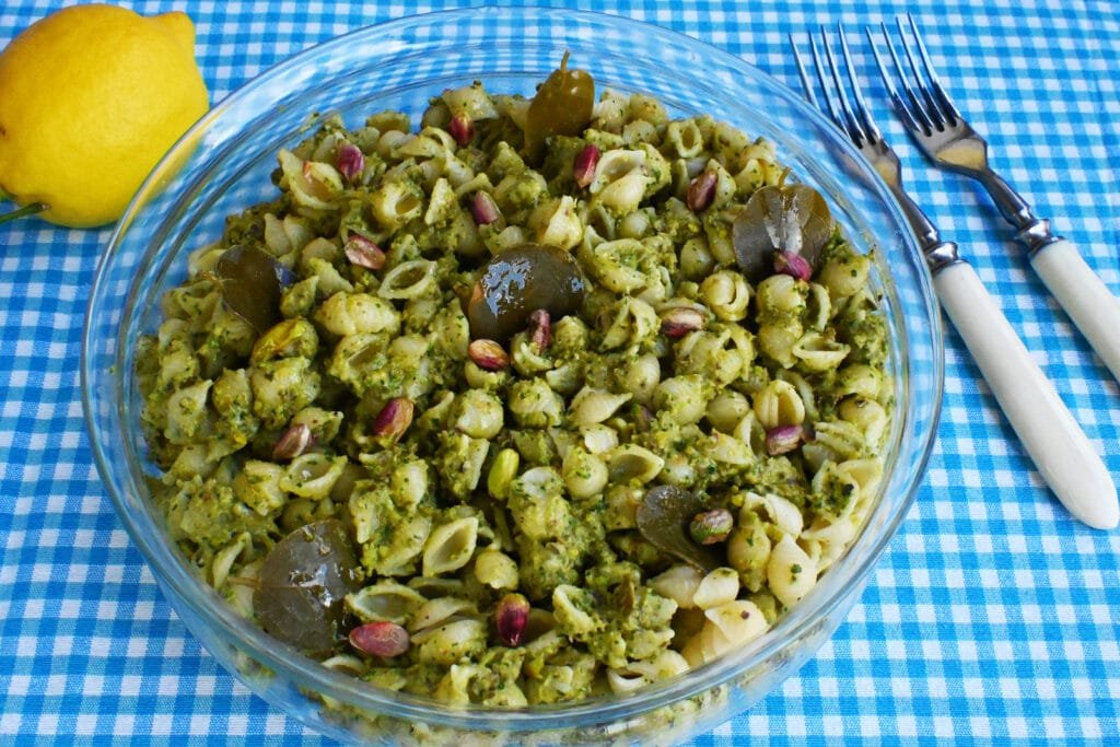 Νηστίσιμο κοχυλάκι με πέστο φιστίκι Αιγίνης και καπαρόφυλλα από την Τήνο. Vegan pasta with pesto of  Aegina pistachio and caper leaves from the island of Tinos.