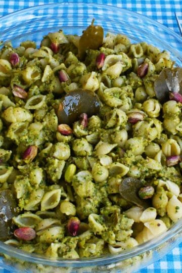 Νηστίσιμο κοχυλάκι με πέστο φιστίκι Αιγίνης και καπαρόφυλλα από την Τήνο. Vegan pasta with pesto of  Aegina pistachio and caper leaves from the island of Tinos.