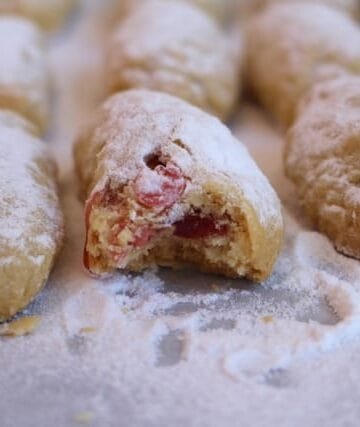 Μεθυσμένα με λουκουμάκια, ροζέ κρασί και ελαιόλαδο. Drunk cookies with rose wine and greek extra virgin oil, stuffed with mini loukoum. 