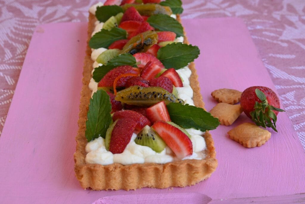 Fresh fruit tart with cream patisserie and white chocolate cream