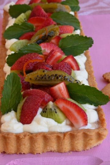 Fresh fruit tart with cream patisserie and white chocolate cream