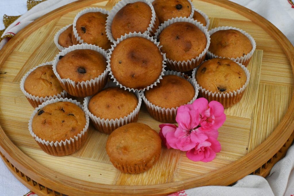 Little carrot cakes with olive oil, honey and hazelnuts