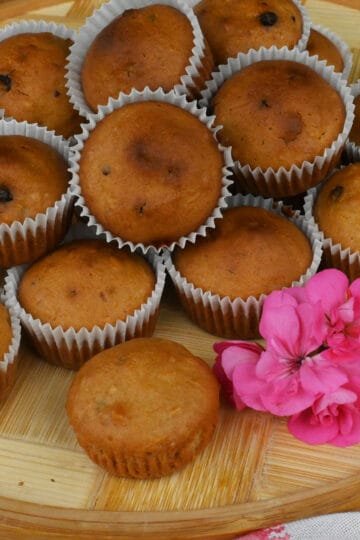 Little carrot cakes with olive oil, honey and hazelnuts