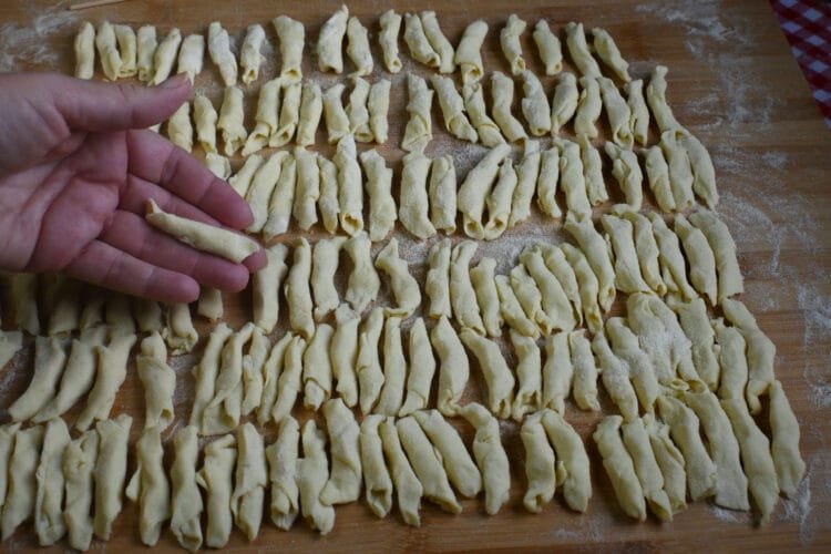 skioufihta, traditional pasta of Crete