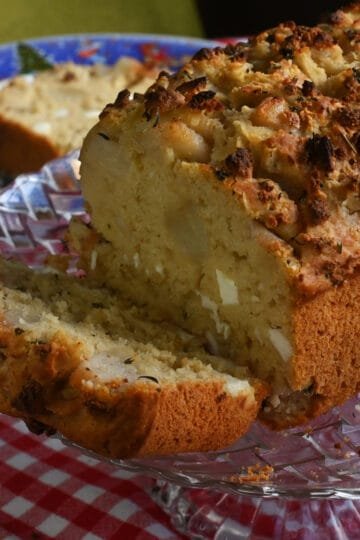 beer bread with manouri cheese, pear and aromatic herbs