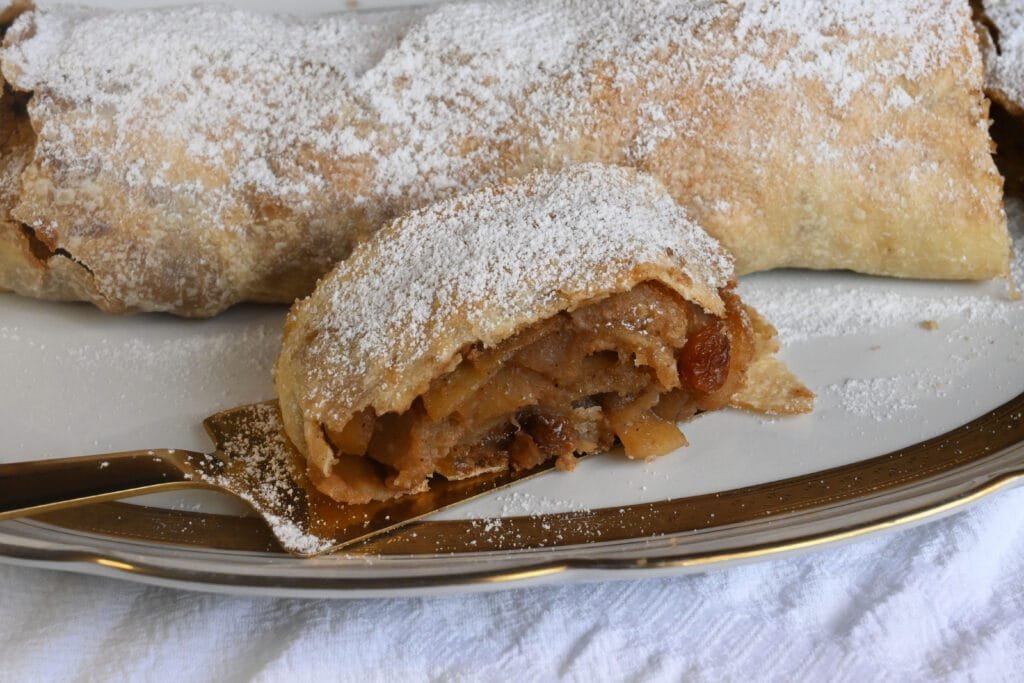 Αpfel strudel with homemade phyllo
