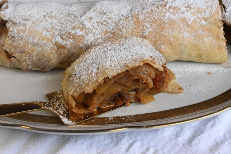Αpfel strudel with homemade phyllo