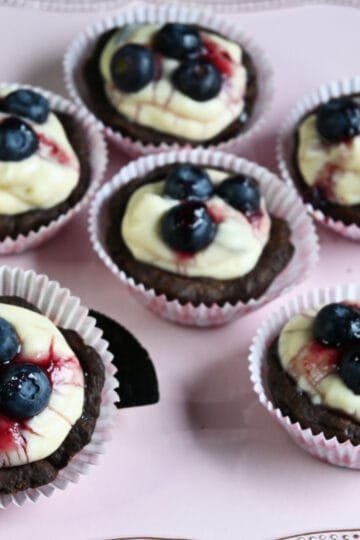 Little blueberries carob tarts with pastry cream