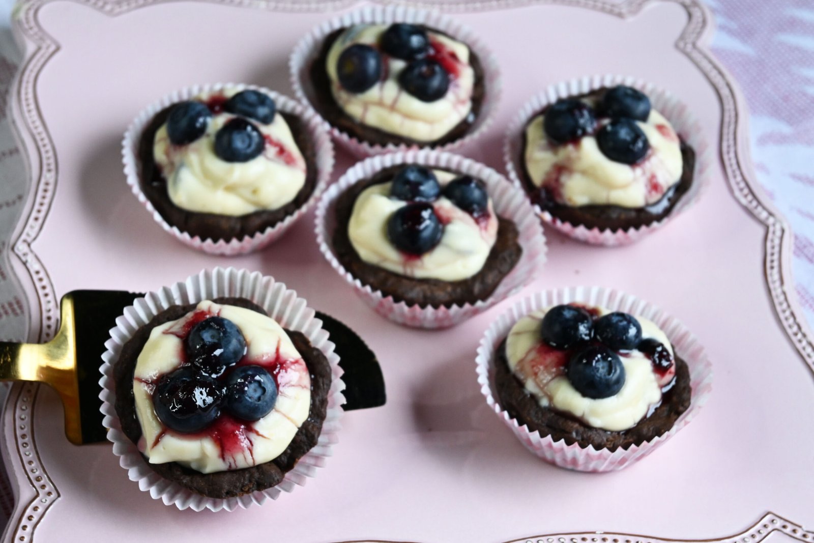 Little blueberries carob tarts with pastry cream